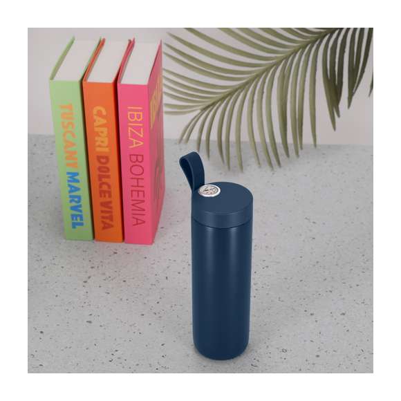 Bidón térmico de acero inox y doble pared de 500 ml de capacidad, con medidor de temperatura analógica, con rango de 0º a 100º. Con tapón de seguridad, asa de silicona integrada y cuerpo a juego. Libre de BPA.