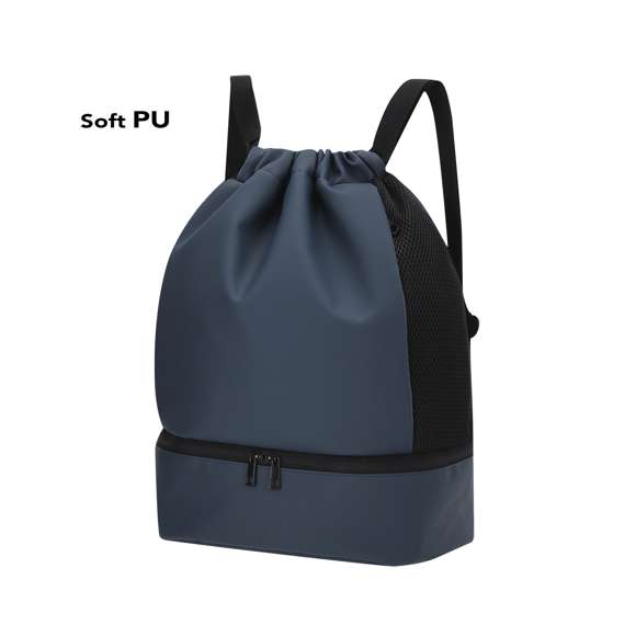 Mochila en suave PU con compartimento principal con cierre de cuerdas y pequeño bolsillo interior con cierre de cremallera. Incluye bolsillo en la base para zapatos con cierre de doble cremallera y bolsillos frontales con cierre de cremallera de rápido acceso. Con laterales transpirables y asas para los hombros ajustables.