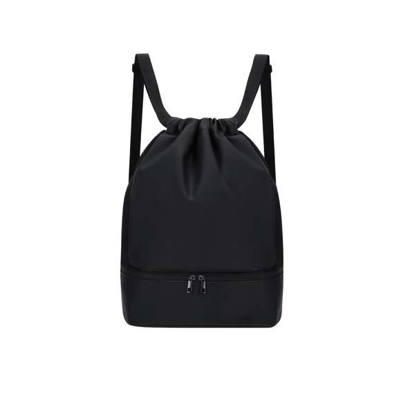 Mochila en suave PU con compartimento principal con cierre de cuerdas y pequeño bolsillo interior con cierre de cremallera. Incluye bolsillo en la base para zapatos con cierre de doble cremallera y bolsillos frontales con cierre de cremallera de rápido acceso. Con laterales transpirables y asas para los hombros ajustables.