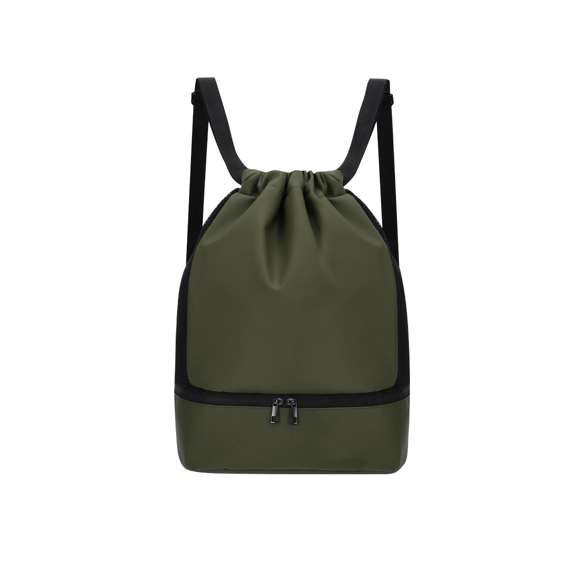 Mochila en suave PU con compartimento principal con cierre de cuerdas y pequeño bolsillo interior con cierre de cremallera. Incluye bolsillo en la base para zapatos con cierre de doble cremallera y bolsillos frontales con cierre de cremallera de rápido acceso. Con laterales transpirables y asas para los hombros ajustables.