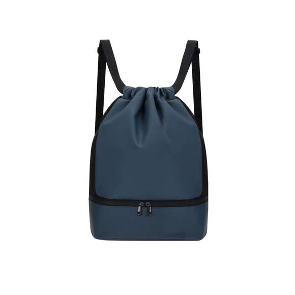 Mochila en suave PU con compartimento principal con cierre de cuerdas y pequeño bolsillo interior con cierre de cremallera. Incluye bolsillo en la base para zapatos con cierre de doble cremallera y bolsillos frontales con cierre de cremallera de rápido acceso. Con laterales transpirables y asas para los hombros ajustables.
