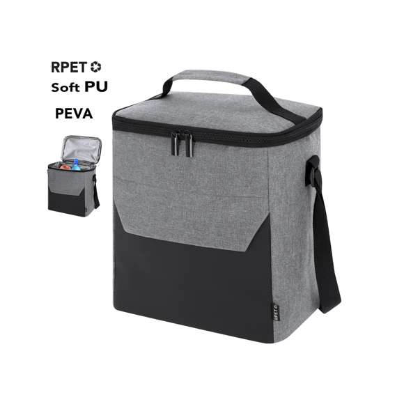 Nevera fabricada en resistente RPET 600D en combinación con PU. Incluye compartimento principal, con cierre de cremallera y doble tirador metálico, con interior isotermo en PEVA. Bolsillo frontal con cierre de cremallera. Incluye cinta bandolera ajustable y asa de mano acolchada en la parte superior. Etiqueta exterior con distintivo RPET.El material RPET se elabora a partir de plástico reciclado, para así fomentar la reutilización de residuos plásticos y ayudar a la sostenibilidad del planeta.