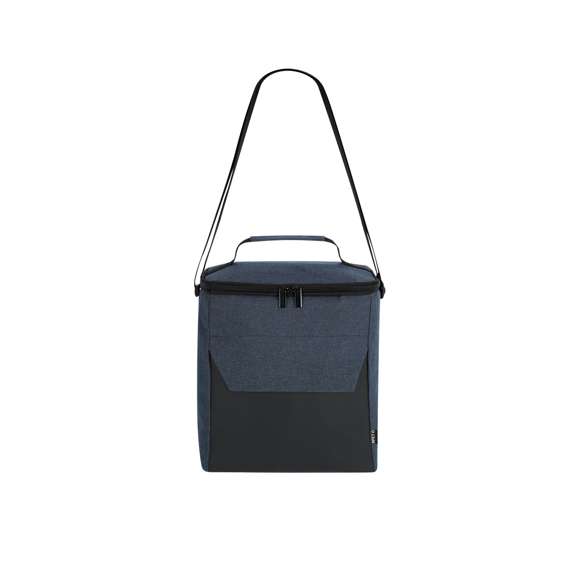 Nevera fabricada en resistente RPET 600D en combinación con PU. Incluye compartimento principal, con cierre de cremallera y doble tirador metálico, con interior isotermo en PEVA. Bolsillo frontal con cierre de cremallera. Incluye cinta bandolera ajustable y asa de mano acolchada en la parte superior. Etiqueta exterior con distintivo RPET.El material RPET se elabora a partir de plástico reciclado, para así fomentar la reutilización de residuos plásticos y ayudar a la sostenibilidad del planeta.