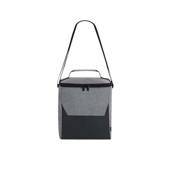 Nevera fabricada en resistente RPET 600D en combinación con PU. Incluye compartimento principal, con cierre de cremallera y doble tirador metálico, con interior isotermo en PEVA. Bolsillo frontal con cierre de cremallera. Incluye cinta bandolera ajustable y asa de mano acolchada en la parte superior. Etiqueta exterior con distintivo RPET.El material RPET se elabora a partir de plástico reciclado, para así fomentar la reutilización de residuos plásticos y ayudar a la sostenibilidad del planeta.