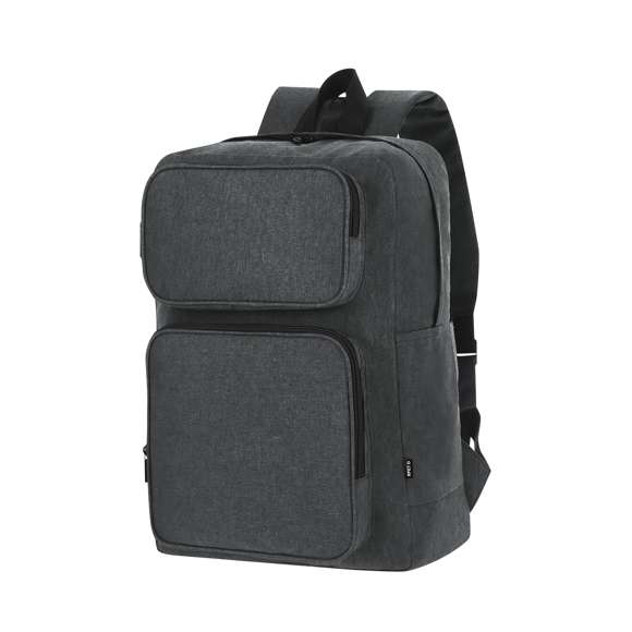 Mochila fabricada en suave poliéster RPET 600D. Con bolsillo principal de cierre de cremallera con doble tirador. Bolsillo interior para portátil de hasta 15 pulgadas y Tablet de hasta 10 pulgadas. Incluye dos bolsillos frontales con cierre de cremallera y bolsillos en los laterales. Espalda y cintas acolchadas ajustables. Incluye cinta de transporte para ajuste en trolley o maleta, ideal para viajes. Con distintivo de RPET en etiqueta.El material RPET se elabora a partir de plástico reciclado, para así fomentar la reutilización de residuos plásticos y ayudar a la sostenibilidad del planeta.