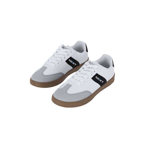 <p>Zapatilla de diseño con silueta de perfil bajo, confeccionada con una parte superior de piel suave y refuerzos en ante que aportan estilo.Cuenta con suela acolchada para mayor comodidad y suela inferior de goma que garantiza tracción y resistencia. Presenta un cierre con cordones a tono. Incluye detalle a juego en la lengüeta, ideal para personalización mediante impresión.</p>