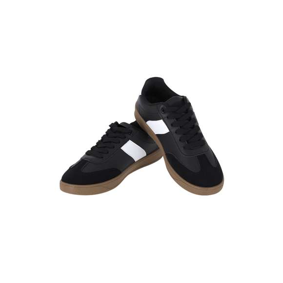 <p>Zapatilla de diseño con silueta de perfil bajo, confeccionada con una parte superior de piel suave y refuerzos en ante que aportan estilo.Cuenta con suela acolchada para mayor comodidad y suela inferior de goma que garantiza tracción y resistencia. Presenta un cierre con cordones a tono. Incluye detalle a juego en la lengüeta, ideal para personalización mediante impresión.</p>