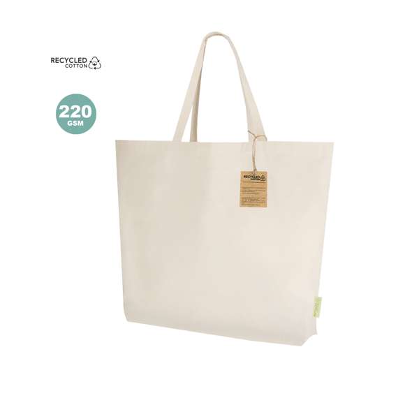 Bolsa en algodón reciclado de 220 g/m2 en color natural. Asas largas de 60x2,5cm con refuerzo, de acabado cosido y fuelle. Logotipo en etiqueta lateral y resistencia hasta 10 kg de peso.