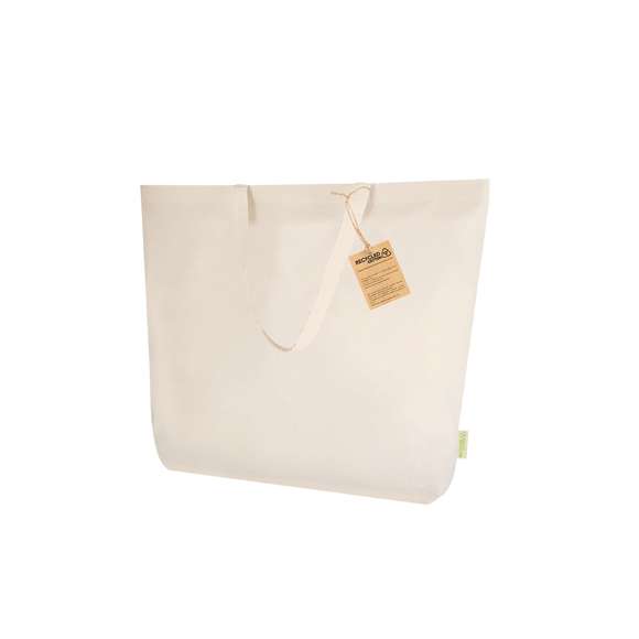 Bolsa en algodón reciclado de 220 g/m2 en color natural. Asas largas de 60x2,5cm con refuerzo, de acabado cosido y fuelle. Logotipo en etiqueta lateral y resistencia hasta 10 kg de peso.