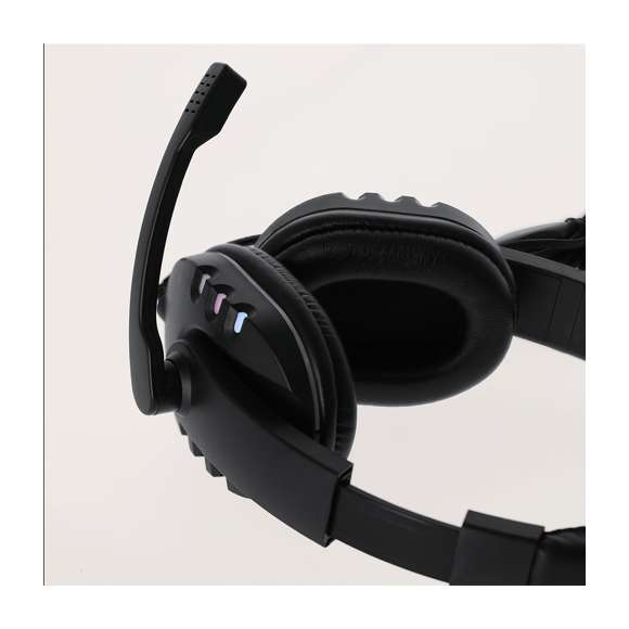 Auriculares gamer diseñados para una experiencia de juego inmersiva. Diseño de diadema con sonido envolvente y retroiluminados con luz LEDs multicolor combinando efectos intermitentes automáticos. Micrófono integrado y cable de 160cm con control de volumen integrado y doble conexión (USB y Jack 3,5 mm).