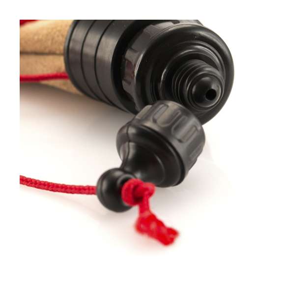 Bota de vino de 1l de capacidad en piel de serraje. Con tapón de seguridad a rosca y cinta bandolera. Homologada para uso alimentario