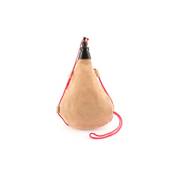 Bota de vino de 1l de capacidad en piel de serraje. Con tapón de seguridad a rosca y cinta bandolera. Homologada para uso alimentario