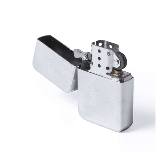 Encendedor de clásico diseño americano, de acabado metálico en mate. A gasolina y de mecanismo de piedra. Con protección infantil, recargable y presentado en caja individual.