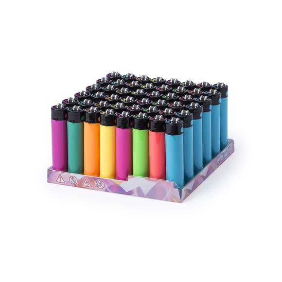 Encendedor a gas de mecanismo de piedra. Con protección infantil, recargable, regulador de llama y accesorio extraíble para prensado. Servidos en cajas expositoras de 24 unidades y en colores surtidos de acabado sólido.