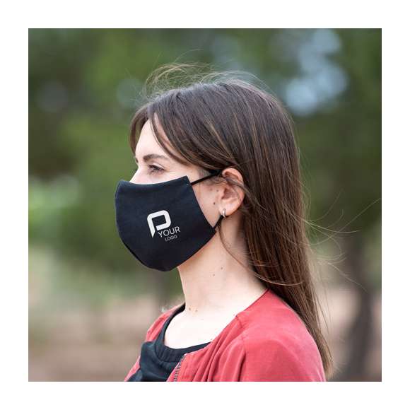Mascarilla higiénica reutilizable. Fabricada en algodón y poliéster.  Capa exterior en algodón/poliéster. Forro interior 100% algodón.  Costura frontal ergonómica para un cómodo ajuste y confortables cintas elásticas para las orejas en tejido hipoalergénico, con certificación OEKO-TEX Clase I. Disponible en variada gama de colores.  Libre de Grafeno.  Para uso personal en adultos.  Analizada y fabricada de acuerdo al estándar europeo UNE-CWA 17553:2020. Eficacia de filtración bacteriana: ≥ 90%. Altamente resistente. Se aconseja lavar a 60ºC.