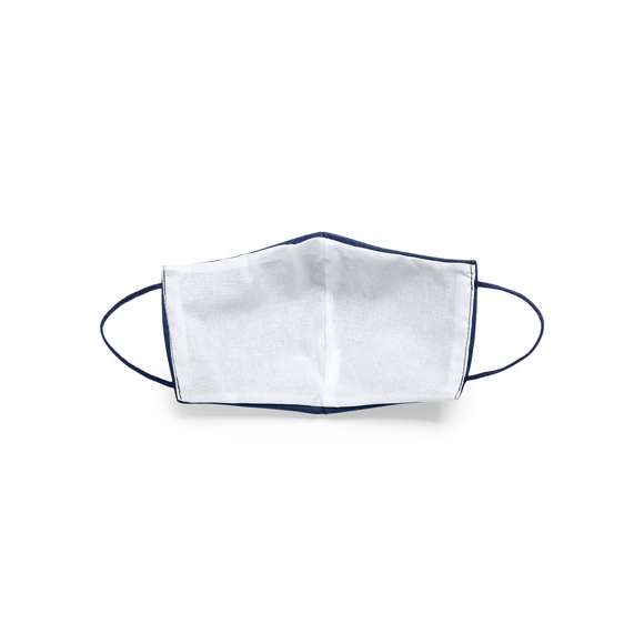 Mascarilla higiénica reutilizable. Fabricada en algodón y poliéster.  Capa exterior en algodón/poliéster. Forro interior 100% algodón.  Materiales con tecnología HeiQ Viroblock NPJ03, tratamiento con alta efectividad probada neutralizadora de bacterias y gérmenes. Con costura frontal ergonómica para un cómodo ajuste y confortables cintas elásticas para las orejas en tejido hipoalergénico, con certificación OEKO-TEX Clase I. Presentación en bolsa individual.  Libre de Grafeno.  Para uso personal en adultos.  Analizada y fabricada de acuerdo al estándar europeo UNE-CWA 17553:2020. Propiedades del tratamiento analizadas según ISO 20743: Determinación de la actividad antibacteriana de los productos Textiles e ISO 18184: Determinación de la actividad antiviral de los productos Textiles.  Aditivo HeiQ Viroblock NPJ03, certificado como seguro y sostenible, con todos sus componentes de grado cosmético, base biológica y reciclados  Eficacia de filtración bacteriana: ≥ 90%. Altamente resistente. Se aconseja lavar a 60ºC.