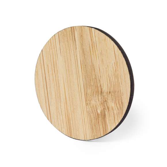 Pin de línea nature, hecho en bambú procedente de cortes naturales. De fabricación europea y disponible en diseños circular y cuadrado, con pin magnético.