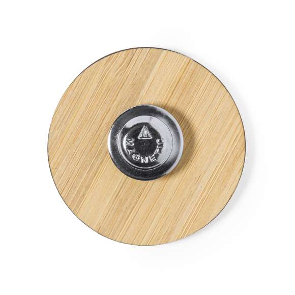 Pin de línea nature, hecho en bambú procedente de cortes naturales. De fabricación europea y disponible en diseños circular y cuadrado, con pin magnético.