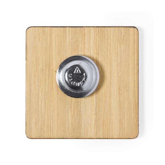 Pin de línea nature, hecho en bambú procedente de cortes naturales. De fabricación europea y disponible en diseños circular y cuadrado, con pin magnético.