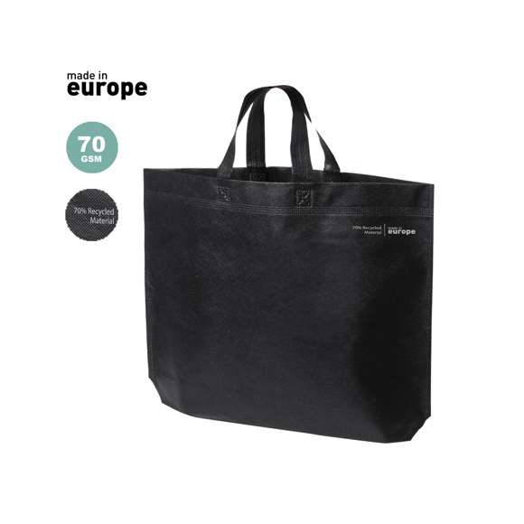 Bolsa de línea nature, fabricada en non-woven reciclado de 70g/m2. De fabricación europea, con acabado termosellado, con fuelle, asas largas y distintivo eco/made in sobre la bolsa.