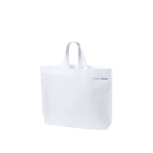 Bolsa de línea nature, fabricada en non-woven reciclado de 70g/m2. De fabricación europea, con acabado termosellado, con fuelle, asas largas y distintivo eco/made in sobre la bolsa.