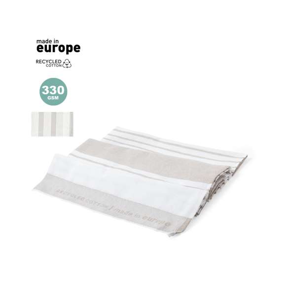  	Toalla de línea nature y acabado color tierra. De fabricación europea y en combinación de algodón reciclado GRS y poliéster de 330g/m2. Con certificación GRS (Global Recycled Standard / Estándar de Reciclaje Global) que acredita el origen reciclado del material usado en la fabricación del producto. Tamaño 150 x 80 cm.