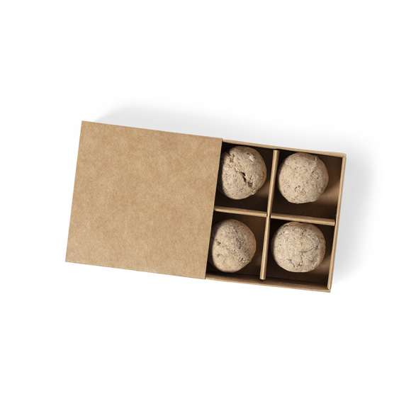 Kit huerto con semillas de tomate, albahaca, rúcula y manzanilla. Presentado en estuche de cartón reciclado con instruciones de plantado, distintivo Made in Europe y con 4 compartimentos independientes.