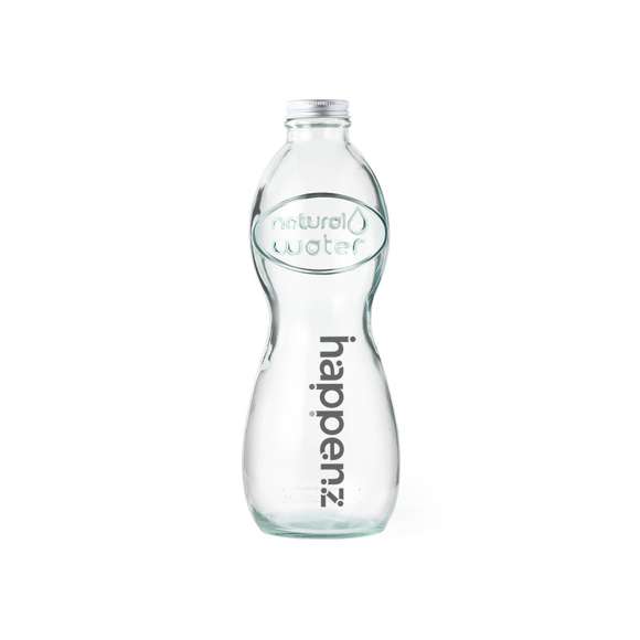 Botella de línea nature de 1l de capacidad, con tapón a rosca metálico. De fabricación europea y hecha en vidrio reciclado con acreditación GRS (Global Recycled Standard / Estándar de Reciclaje Global), que garantiza el origen reciclado del material usado para fabricar el producto. Presentado en estuche de cartón reciclado con ventana.