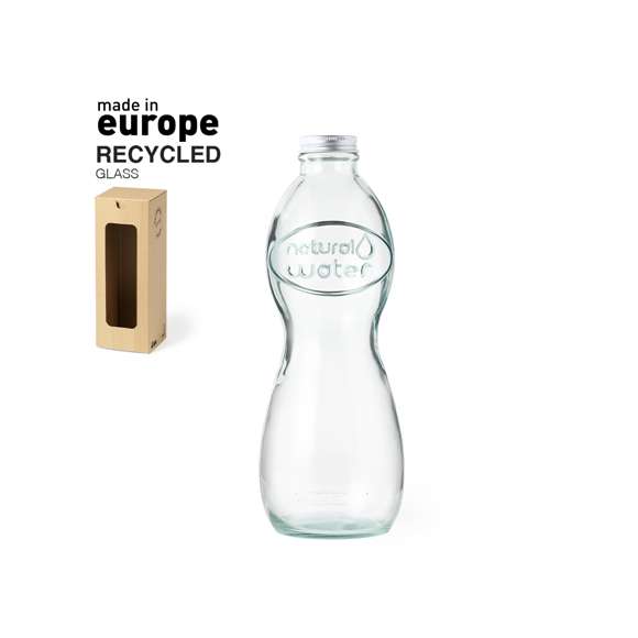 Botella de línea nature de 1l de capacidad, con tapón a rosca metálico. De fabricación europea y hecha en vidrio reciclado con acreditación GRS (Global Recycled Standard / Estándar de Reciclaje Global), que garantiza el origen reciclado del material usado para fabricar el producto. Presentado en estuche de cartón reciclado con ventana.