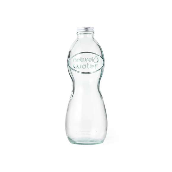 Botella de línea nature de 1l de capacidad, con tapón a rosca metálico. De fabricación europea y hecha en vidrio reciclado con acreditación GRS (Global Recycled Standard / Estándar de Reciclaje Global), que garantiza el origen reciclado del material usado para fabricar el producto. Presentado en estuche de cartón reciclado con ventana.