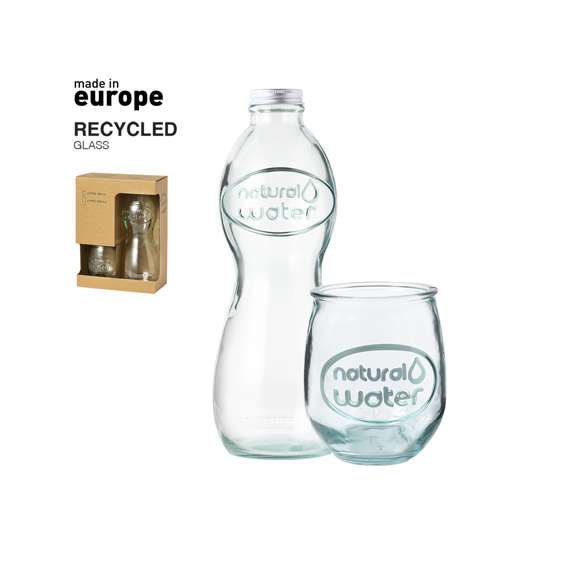Set de de línea nature de 2 vasos de 400 ml y una botella de 1l. De fabricación europea y hechos en vidrio reciclado GRS. Botella con tapón a rosca metálico. Set presentado en estuche de cartón reciclado con ventana.  La certificación GRS (Global Recycled Standard / Estándar de Reciclaje Global), garantiza el origen reciclado del material usado para fabricar el producto.