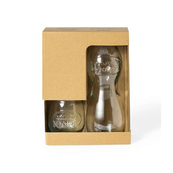 Set de de línea nature de 2 vasos de 400 ml y una botella de 1l. De fabricación europea y hechos en vidrio reciclado GRS. Botella con tapón a rosca metálico. Set presentado en estuche de cartón reciclado con ventana.  La certificación GRS (Global Recycled Standard / Estándar de Reciclaje Global), garantiza el origen reciclado del material usado para fabricar el producto.