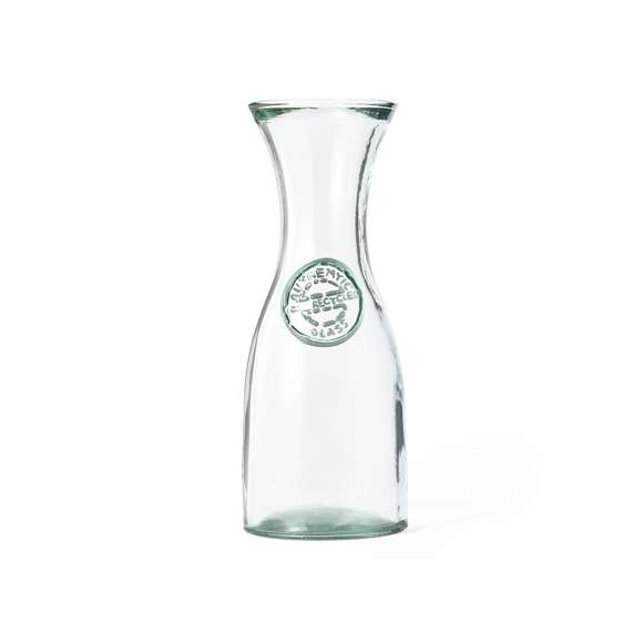 Botella de línea nature de 800ml de capacidad. De fabricación europea y hecha en vidrio reciclado GRS (Global Recycled Standard / Estándar de Reciclaje Global), que garantiza el origen reciclado del material usado para fabricar el producto. Presentado en estuche de cartón reciclado con ventana.