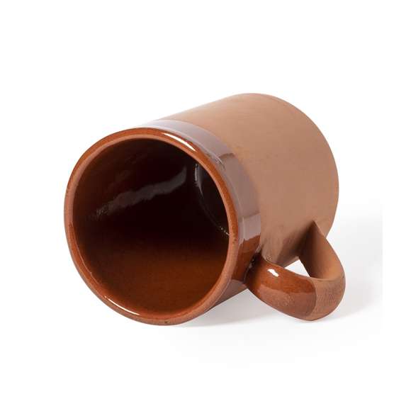 Taza de diseño clásico de 330 ml y diseño recto. De fabricación europea y hecha en barro, que tanto por su origen natural como por sus procesos de transformación artesanales en la industria de la alfarería, se convierte en una de las opciones más sostenibles, además de ser altamente reciclable. Con contraste de acabados natural y esmaltado. Presentada en caja individual de acabado kraft, con distintivo Made in Europe.