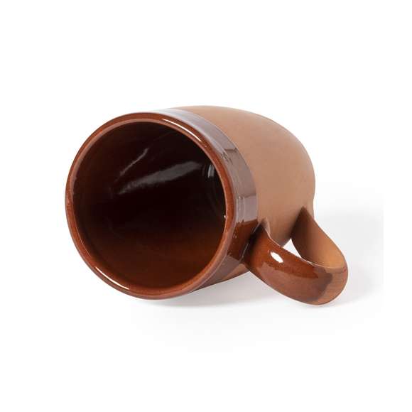 Taza de diseño clásico de 330 ml y diseño curvado. De fabricación europea y hecha en barro, que tanto por su origen natural como por sus procesos de transformación artesanales en la industria de la alfarería, se convierte en una de las opciones más sostenibles, además de ser altamente reciclable. Con contraste de acabados natural y esmaltado. Presentada en caja individual de acabado kraft, con distintivo Made in Europe.