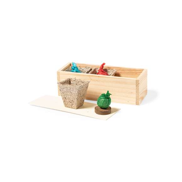  	Kit huerto con semillas de cilantro, perejil y albahaca. Bolsitas en estuche de madera con instrucciones de plantado, distintivo Made in Europe y con 3 compartimentos independientes. Presentado en en atractiva caja individual de diseño eco y acabado kraft.