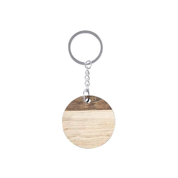 Llavero redondo, fabricado en madera natural y de original acabado bicolor. Amplia superficie de marcaje, con anilla y cadena metálicas y distintivo Made In Europe.
