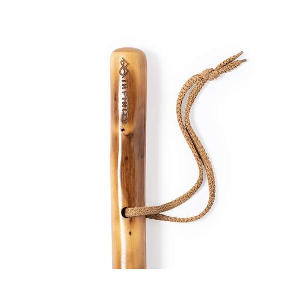  	Clásico bastón para caminar, fabricado en resistente y flexible madera natural. Con punta metálica y distintivo Made In Europe.