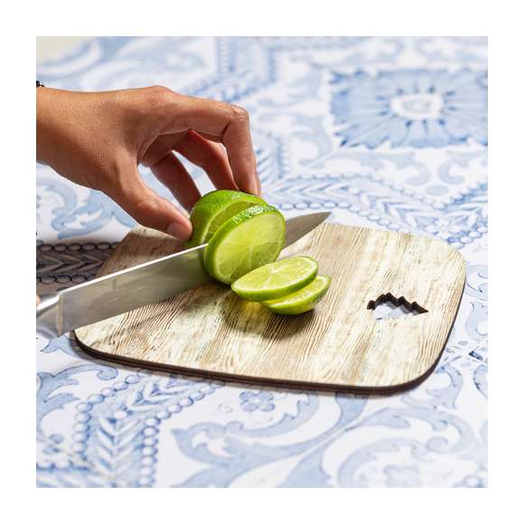 Tabla rectangular de corte y presentación con troquelado de árbol de navidad. Fabricada en madera natural y de original acabado bicolor. Amplia superficie de marcaje y distintivo Made In Europe.