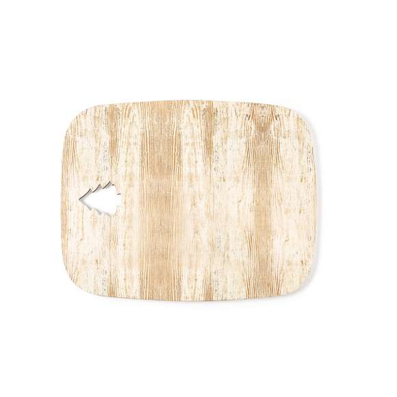 Tabla rectangular de corte y presentación con troquelado de árbol de navidad. Fabricada en madera natural y de original acabado bicolor. Amplia superficie de marcaje y distintivo Made In Europe.