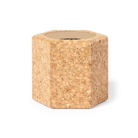 Maceta de línea nature con semillas de pino. Incluye sustrato, tiesto y viene presentada en un original recipiente de corcho natural. Incluye instrucciones de plantado y distintivo Made In Europe.
