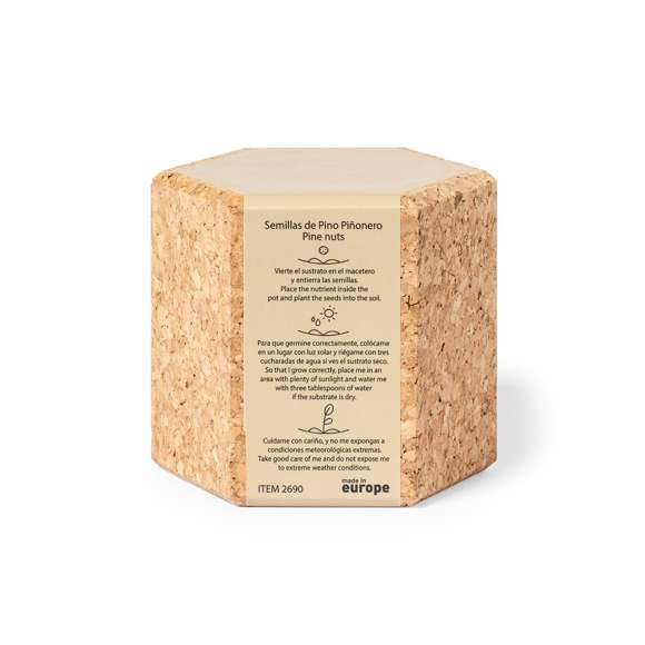 Maceta de línea nature con semillas de pino. Incluye sustrato, tiesto y viene presentada en un original recipiente de corcho natural. Incluye instrucciones de plantado y distintivo Made In Europe.