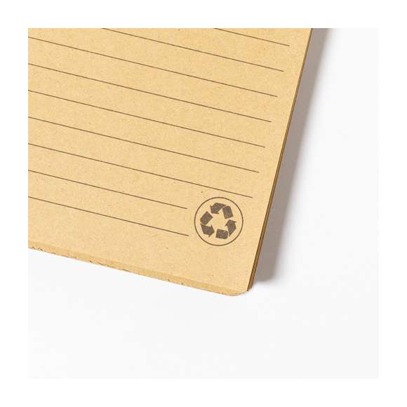 Libreta de anillas de línea nature y diseño navideño. Con tapas rígidas de bambú y original cierre elástico. Incluye 80 hojas con disposición a una raya y diseño eco.