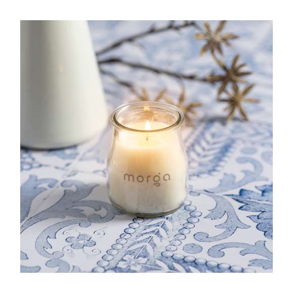  	Vela aromática en tarro de cristal, disponible en aromas variados: blanco vainilla  rojo frutas del bosque  azul océano y verde musgo. Con distintivo Made In Europe.