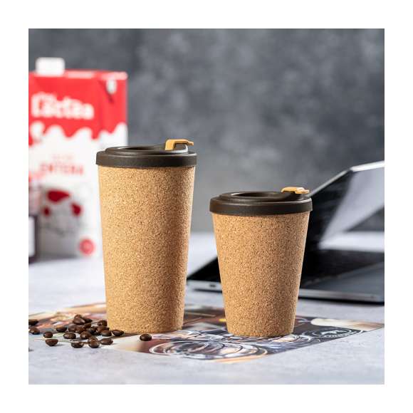 Vaso térmico de sobremesa fabricado con corcho natural de 500 ml de capacidad. Con interior y tapa abrefácil en resistente PP. Dosificador en tapa incluido y distintivo Made In Europe.