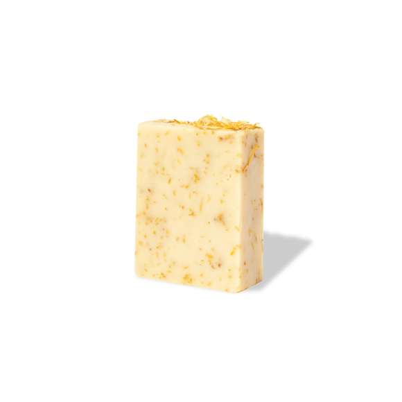  	Pastilla de jabón vegano de 100 gr. Aroma de caléndula y manzanilla  con propiedades calmantes, hidratantes y reparadoras. Dermatológicamente testado y de fabricación europea. Presentación en bolsa individual de algodón, con cierre de cordón y etiqueta distintiva. 	 	Producto sostenible y 100% vegano, sin ingredientes de procedencia animal. Además, no se han realizado pruebas de estos productos en animales, promoviendo el cuidado y respeto de todos ellos.