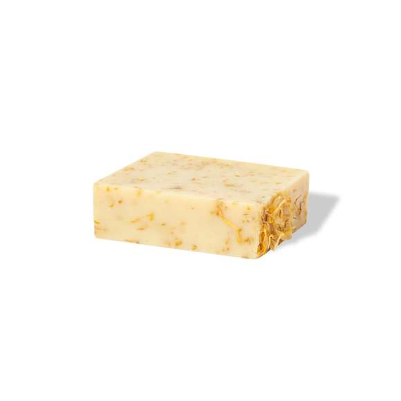  	Pastilla de jabón vegano de 100 gr. Aroma de caléndula y manzanilla  con propiedades calmantes, hidratantes y reparadoras. Dermatológicamente testado y de fabricación europea. Presentación en bolsa individual de algodón, con cierre de cordón y etiqueta distintiva. 	 	Producto sostenible y 100% vegano, sin ingredientes de procedencia animal. Además, no se han realizado pruebas de estos productos en animales, promoviendo el cuidado y respeto de todos ellos.