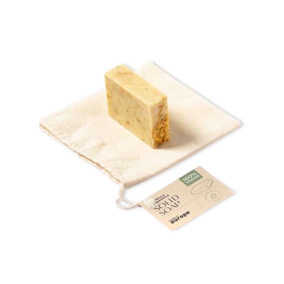  	Pastilla de jabón vegano de 100 gr. Aroma de caléndula y manzanilla  con propiedades calmantes, hidratantes y reparadoras. Dermatológicamente testado y de fabricación europea. Presentación en bolsa individual de algodón, con cierre de cordón y etiqueta distintiva. 	 	Producto sostenible y 100% vegano, sin ingredientes de procedencia animal. Además, no se han realizado pruebas de estos productos en animales, promoviendo el cuidado y respeto de todos ellos.