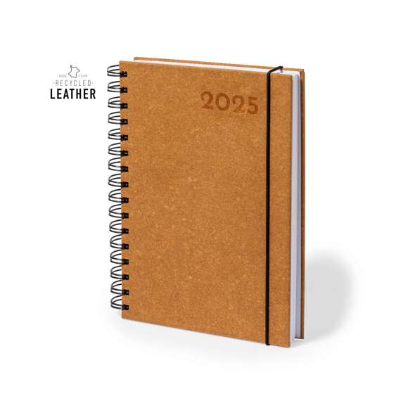 Agenda de tamaño A5 fabricada en elegante y sostenible cuero reciclado. Con cubiertas rígidas y elástico de cierre. Con distintivo cuero reciclado.Diseño página día, zona de anotaciones por día y páginas con esquina troquelada para marcar el día. En 2 idiomas: castellano e inglés. Presentado en caja kraft. El cuero reciclado rescata las fibras desechadas en los procesos de fabricación del cuero, minimizando el desperdicio de material, contribuyendo a reducir el impacto ambiental y manteniendo a la vez sus propiedades originales.