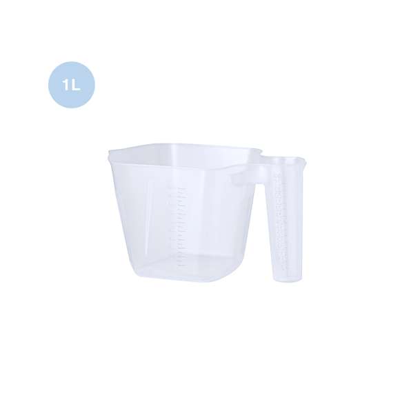 Jarra medidora de 1L fabricada en resistente PP transparente, con asa medidora integrada. Compartimento principal de 1 litro de capacidad, con medidor lateral en tramos en 50 ml. Asa para tomas más precisas, con medidor lateral en tramos de 5 ml. Vertedor para evitar derrames en ambos recipientes.